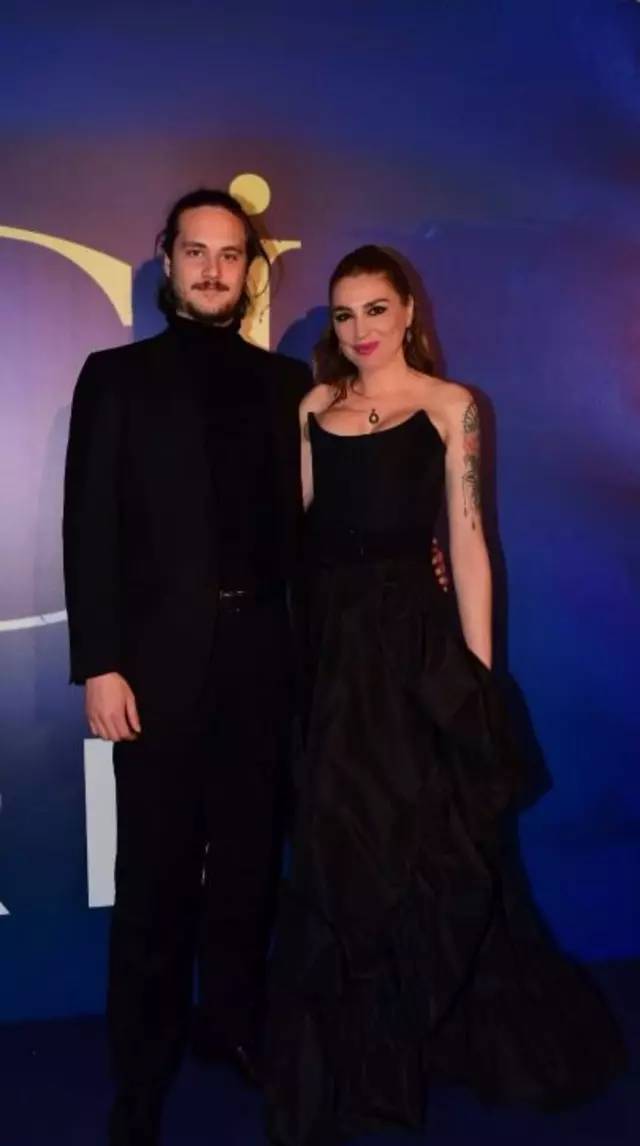 Tarkan’la yaşadığı aşkla tanınan Bilge Öztürk kendisinden 22 yaş küçük sevgiliyle dudak dudağa - Resim: 1